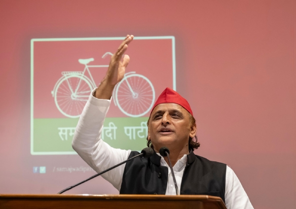 सपा अध्यक्ष अखिलेश यादव बाेलते हुए