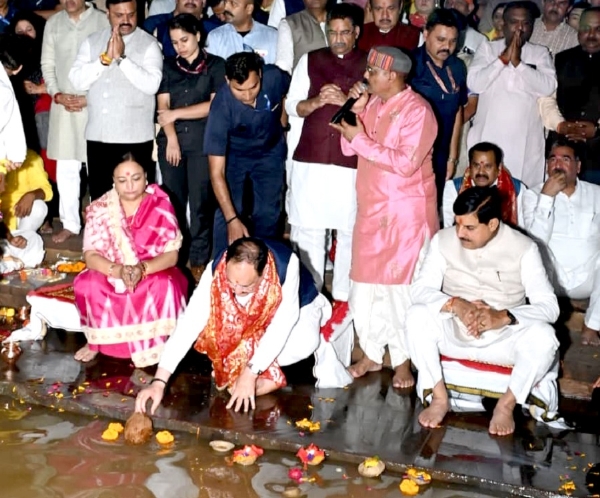 केंद्रीय मंत्री नड्डा माँ नर्मदा का अभिषेक कर दीपदान करते हुए