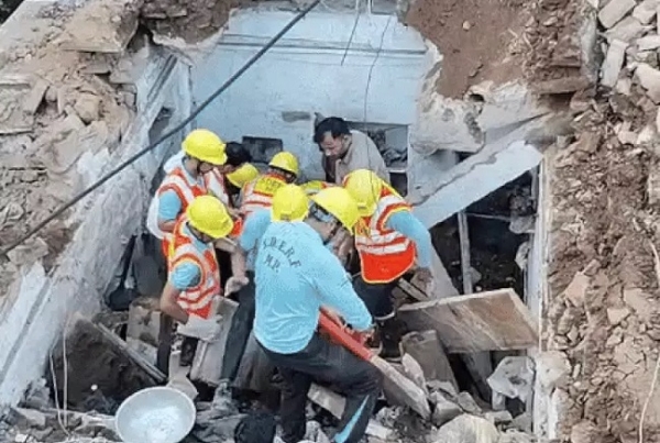 जर्जर मकान तोड़ने के दौरान हादसा