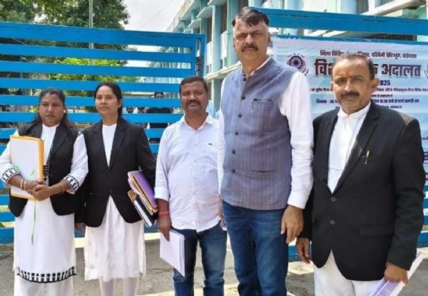 प्रदेश कांग्रेस के पूर्व अध्यक्ष राजेश ठाकुर अपने अधिवक्ता सुभाष मिश्रा के साथ कोर्ट पहुंचे