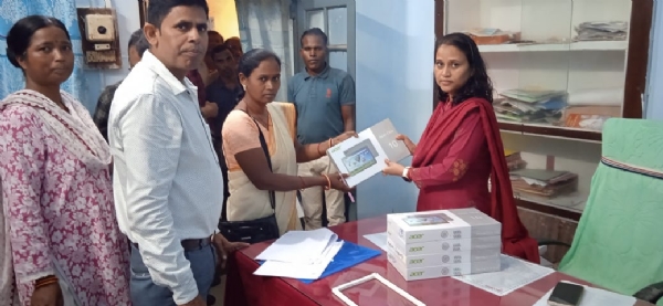 खूंटी प्रखंड के 34 विद्यालयों को दिये गये टैब