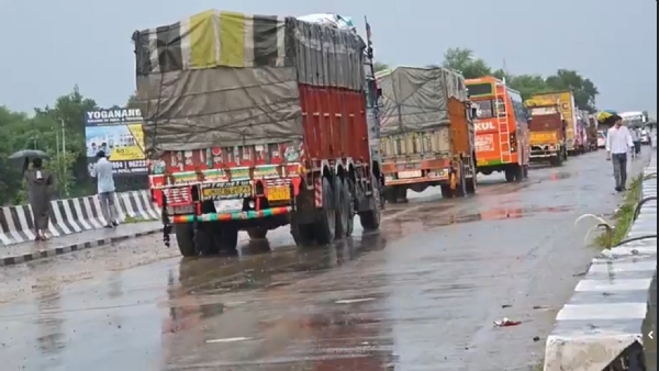 Big relief- Traffic restored on Jammu-Pathankot National Highway, after investigation the Highway Authority allowed vehicles to run on the second bridge
