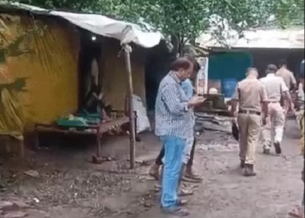 डकैती की घटना की जांच के लिए मौके पर पहुंची पुलिस
