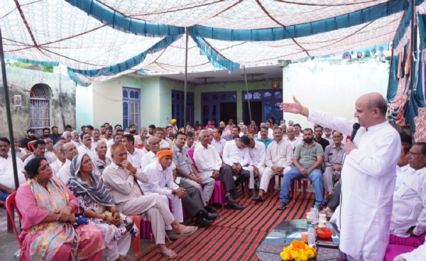 सभा काे संबाेधित करते हुए कांगरेस नेता तारा चंद
