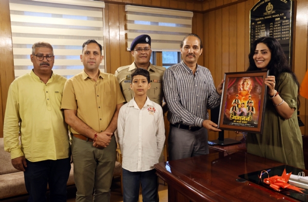 गजानन आ जाओ दरबार भजन को रिलीज करते हुए डीआईजी सौम्या सांवशिवन
