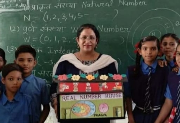 डॉ. प्रज्ञा सिंह छात्राओं  के साथ