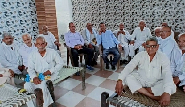 इसराना में बैठक करते किसान