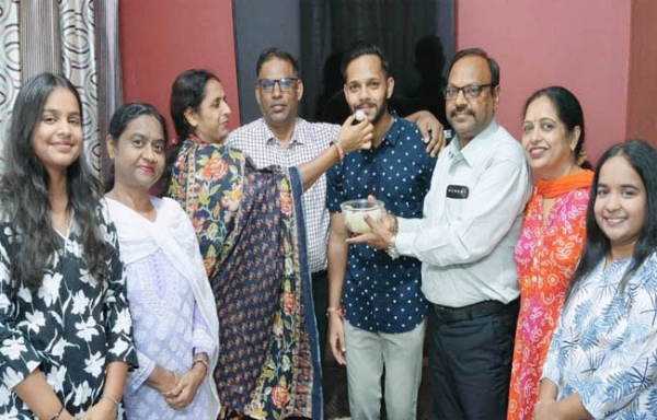 सोनीपत: प्रणव सिंघल को बधाई देते उनके माता-पिता व परिवार         के अन्य सदस्य।