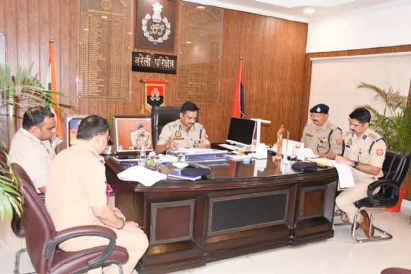 डीआईजी अजय कुमार साहनी परिक्षेत्रीय कार्यालय बरेली में समीक्षा बैठक लेते हुए।