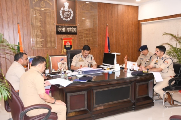 डीआईजी अजय कुमार साहनी परिक्षेत्रीय कार्यालय बरेली में समीक्षा बैठक लेते हुए।