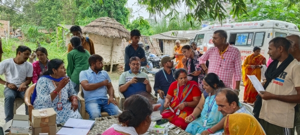 एडस नियंत्रण जागरूकता शिविर मे भाग लेते स्वास्थ्यकर्मी