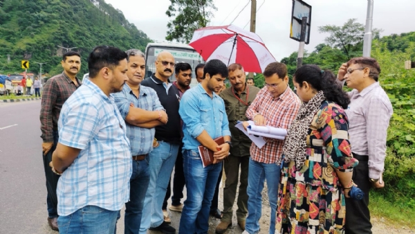 नेला वार्ड में निर्माणाधीन कार्यों का जायजा लेते हुए नगर निगम की टीम।