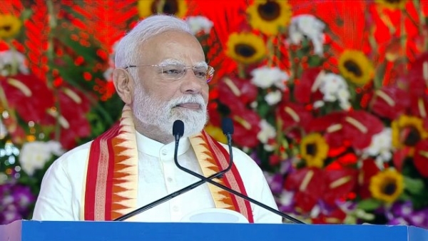 प्रधानमंत्री नरेन्द्र मोदी सोमवार को गुजरात में जनसभा को संबोधित करते हुए
