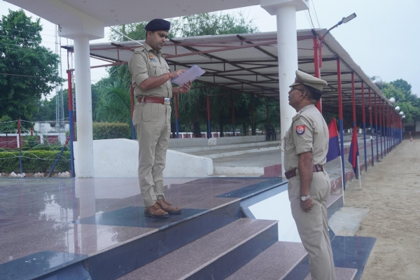 परेड की सलामी लेते एसपी सिटी मानुष पारीक, पुलिसकर्मियों की फिटनेस और टर्नआउट का निरीक्षण करते हुए।