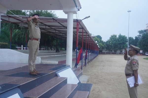 परेड की सलामी लेते एसपी सिटी मानुष पारीक, पुलिसकर्मियों की फिटनेस और टर्नआउट का निरीक्षण करते हुए।