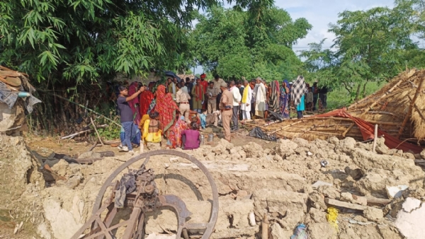बारिश में गिरा मकान