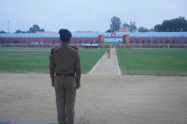 परेड की सलामी लेते एसपी सिटी मानुष पारीक, पुलिसकर्मियों की फिटनेस और टर्नआउट का निरीक्षण करते हुए।