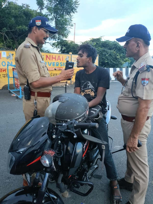 चेकिंग करते पुलिस के जवान