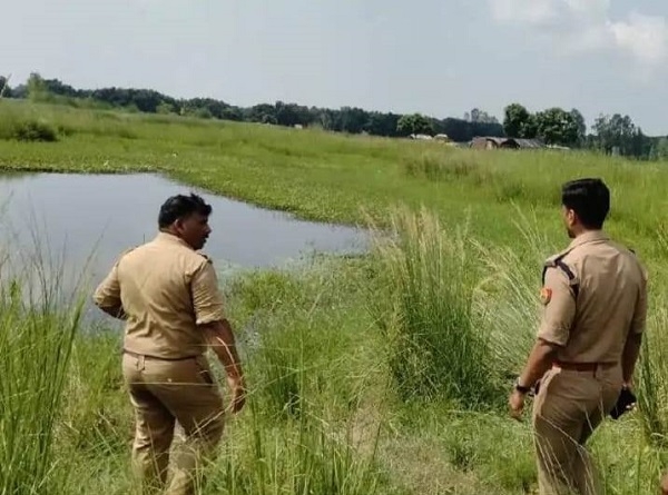 घटना की जांच करती पुलिस