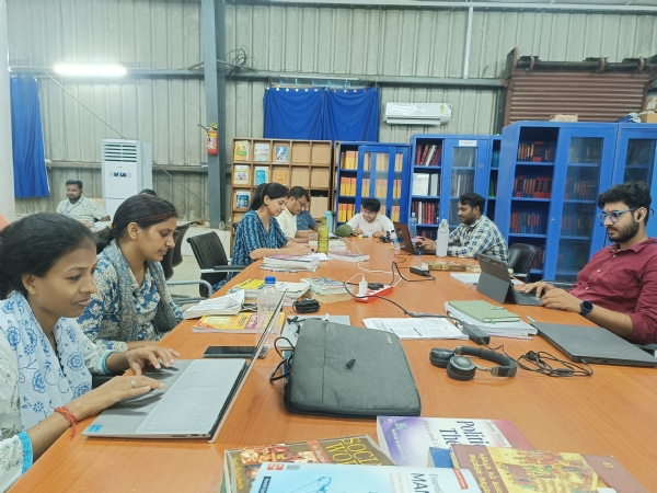 अटल बिहारी केन्द्रीय पुस्तकालय में अध्ययनरत छात्र व छात्राएं