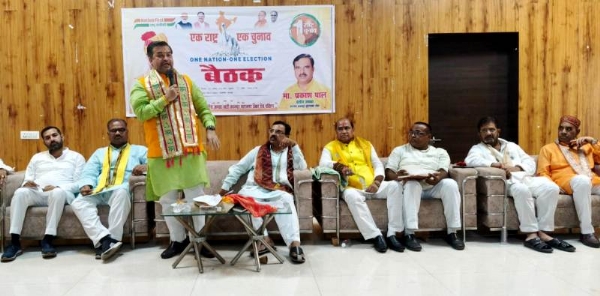 कानपुर में प्रमिला सभागार में बैठक को संबोधित करते भाजपा के प्रदेश महामंत्री व क्षेत्रीय प्रभारी अनूप गुप्ता व अन्य का छायाचित्र