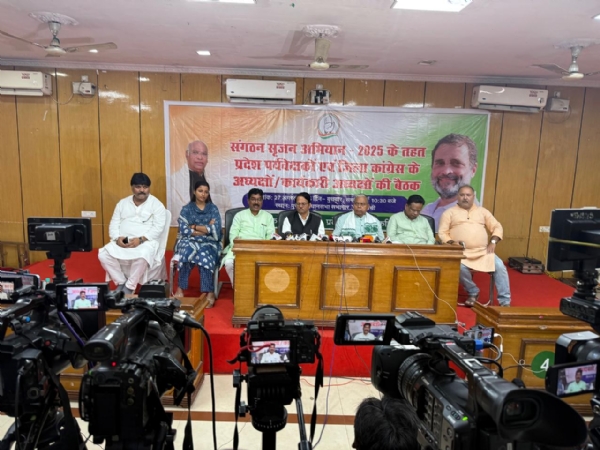 प्रेस वार्ता में के राजू सहित अन्‍य