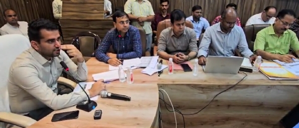 अधिकारियों के साथ बैठक करते नगर आयुक्त सुधीर कुमार का छयाचित्र