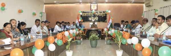 कलेक्ट्रेट सभागार में बेसिक शिक्षा विभाग की समीक्षा बैठक की अध्यक्षता करते जिलाधिकारी अविनाश सिंह, साथ में मौजूद अधिकारी।