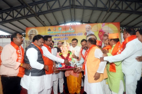 उज्जैन में श्रीगणेश जी की मिट्टी की प्रतिमा वितरित करते हुए मुख्यमंत्री डॉ. मोहन यादव