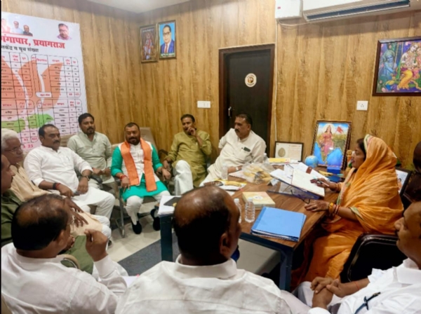 पंचायत चुनाव को लेकर भाजपा कार्यालय में बैठक करते हुए प्रयागराज भाजपा के महानगर अध्यक्ष व अन्य पदाधिकारियों का छाया चित्र