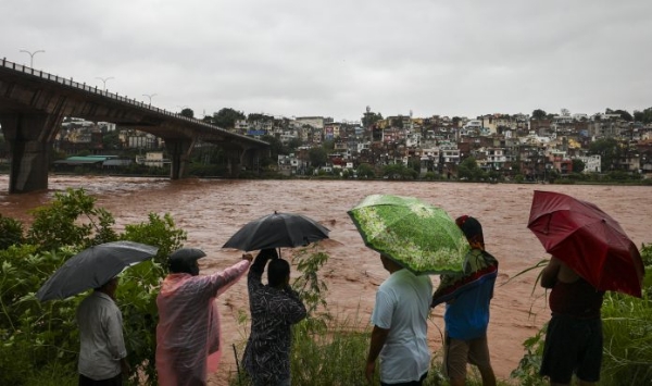 लगातार बारिश के कारण तवी, चिनाब, उझ, रावी और बसंतर सहित लगभग सभी जल निकाय खतरे के निशान से कई फीट ऊपर बह रहे