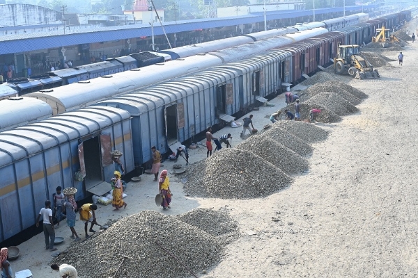 असमः पूसीरे के मालगाड़ी की अनलोडिंग