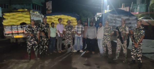 अररिया फोटो:बरामद खाद के साथ एसएसबी और कृषि विभाग के अधिकारी