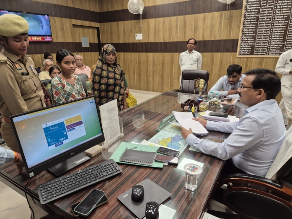छात्रा की बात सुनते डीएम