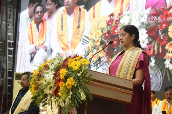 मुख्य अतिथि संबोधित करते हुए