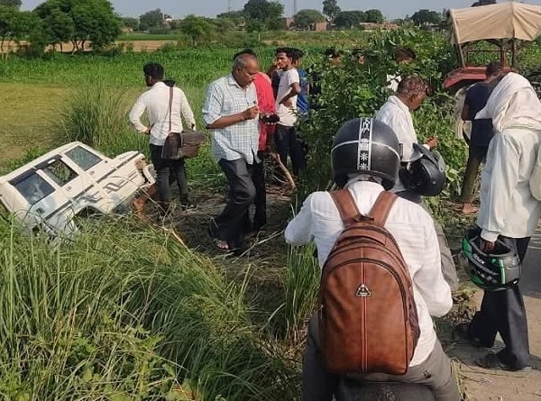 घटना के बाद पलटी कार, लोगों की जुटी भीड़