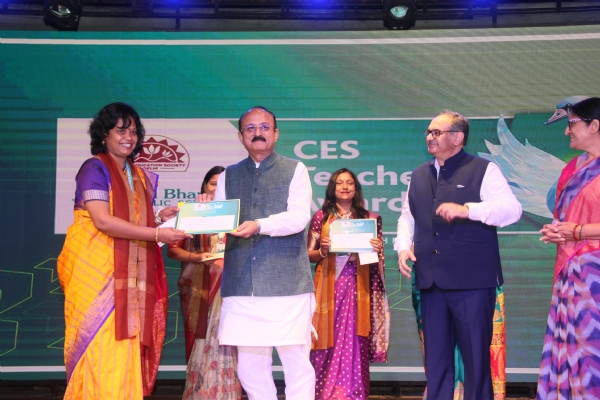 बाल भारती स्कूल पूसा रोड की चाइल्ड एजुकेशन सोसाइटी द्वारा आयोजित शिक्षक सम्मान समारोह शिक्षकों सम्मानित करते  शिक्षा मंत्री  आशीष सूद