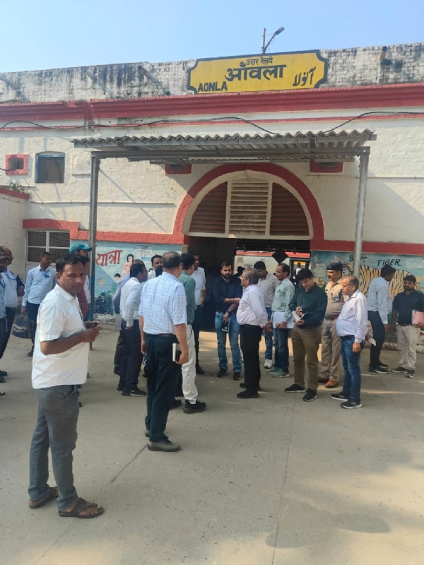डीआरएम संग्रह मौर्य मुरादाबाद रेल मंडल के आंवला स्टेशन पर यात्री सुविधाओं का निरीक्षण करते हुए।