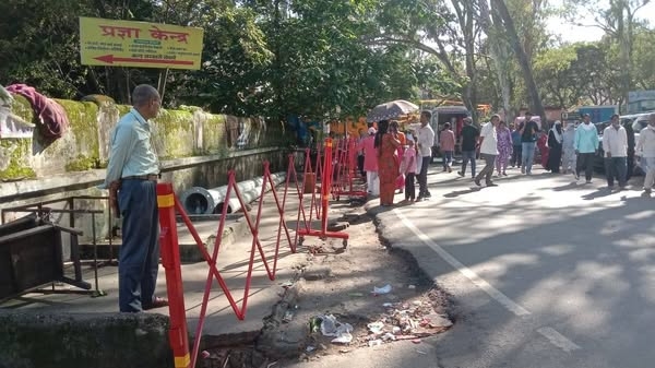 रिम्‍स के बाहर अतिक्रमण हटाने के दौरान मौजूद लोग
