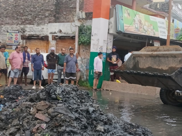 बाढ़ प्रभावित पंचायत कोटली शाह दौला में पीडीपी नेता ने की त्वरित कार्रवाई