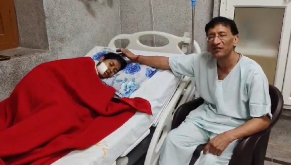 छात्रा का हाल चाल लेते मेडिकल कॉलेज प्राचार्य डॉ संजय काला का छयाचित्र