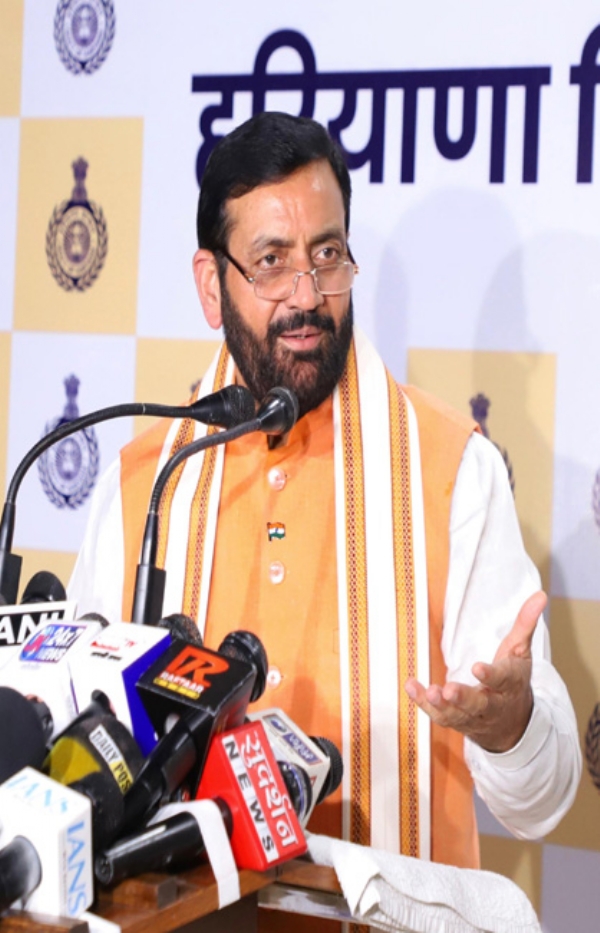 हरियाणा के मुख्यमंत्री नायब सैनी चंडीगढ़ में पत्रकारों से बातचीत करते हुए