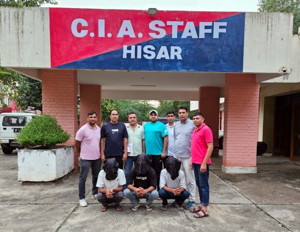 लूट की वारदात में शामिल तीनों आरोपी।