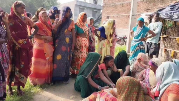 घटना स्थल पर रोते बिलखते परिजन व लगी महिलाओं की भीड़।
