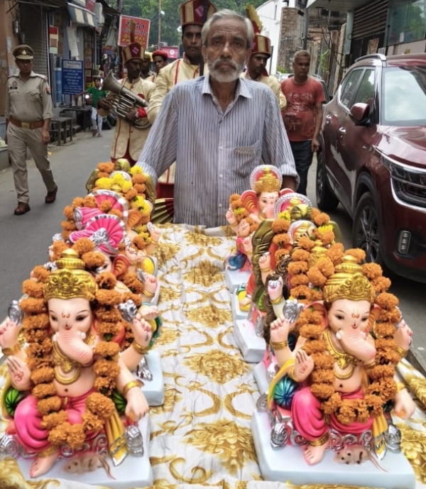 गणेश चतुर्थी के पावन पर गजानन की प्रतिमा की स्थापना से पूर्व शोभायात्रा में शामिल गणेश भगवान की छोटी-छोटी प्रतिमाएं।
