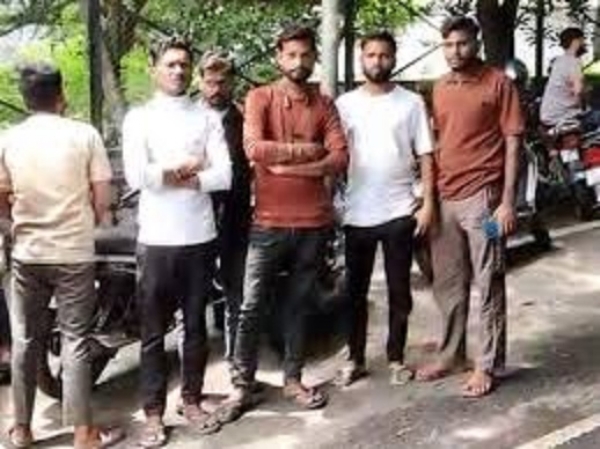 पाेस्टमार्टम कक्ष के बाहर मृतक के दाेस्त