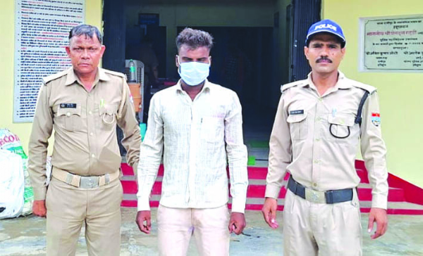 पुलिस गिरफ्त में आरोपित