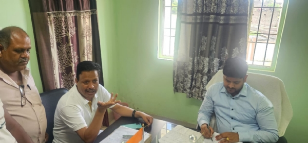 सीओ से बात करते चक्रपाणि