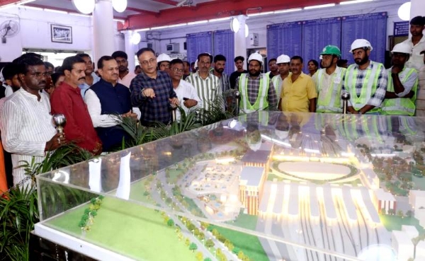 कानपुर में सेंट्रल स्टेशन प्लेटफार्म नंबर 1 नवनिर्मित भवन का मॉडल देखते सांसद रमेश अवस्थी व अन्य का छायाचित्र
