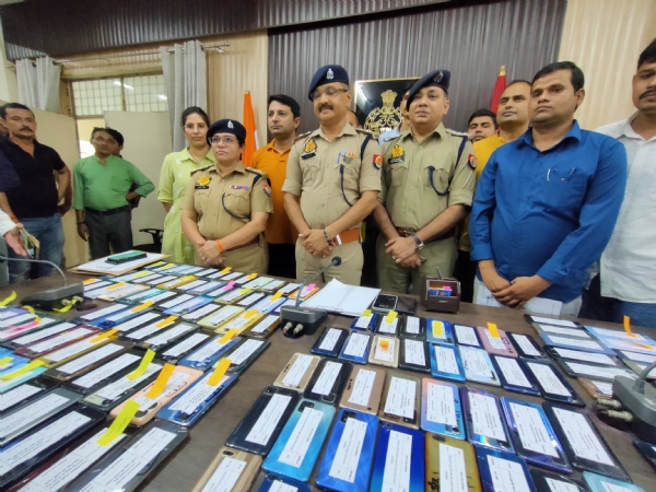 सर्विलांस टीम द्वारा 30 लाख रुपए के खोए हुए 146 मोबाइल स्वामियों को सुपुर्द करने से पूर्व जानकारी देते एसपी सिटी कुमार रणविजय सिंह व सीओ।